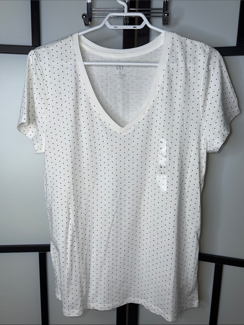 GAP White Tee with Small Black Dot Pattern Size Large/G Deep Front V-Neck